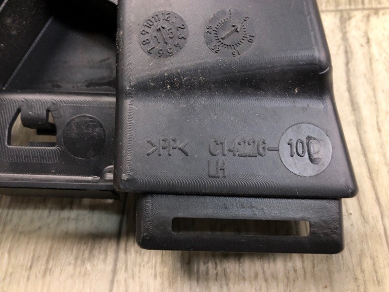 Направляющая стекла двери передняя левая CHEROKEE 14- 2016 2.4 ED8