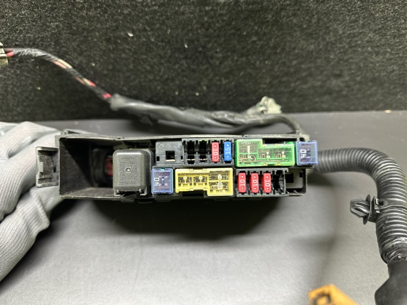 Блок предохранителей моторный отсек NISSAN NV200 USA 13- 24381-C9900 Б/У