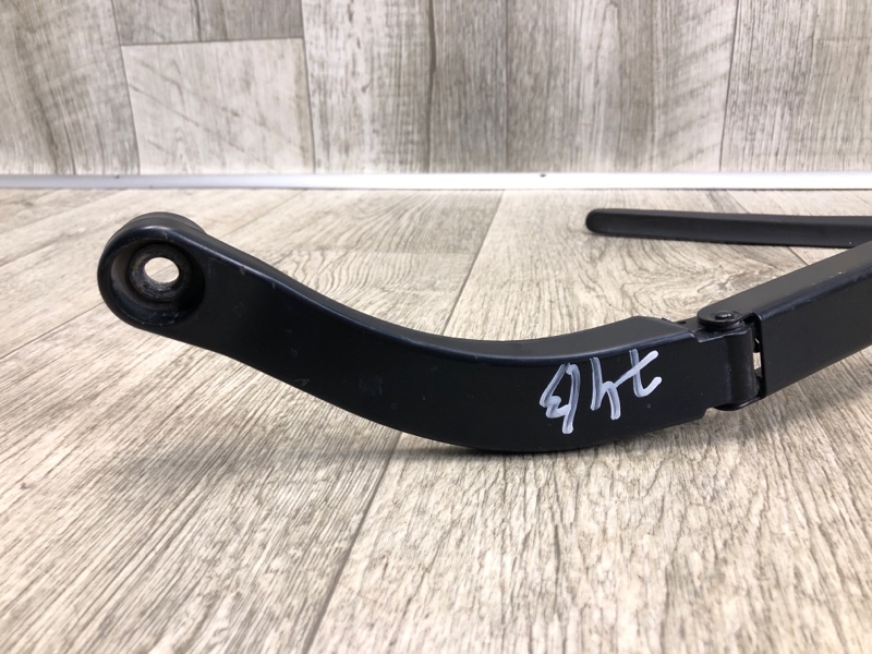 Поводок стеклоочистителя передний левый CHEROKEE 14- 2016 2.4 ED8