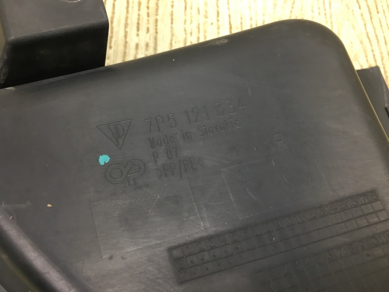 Заглушка бампера передняя правая CAYENNE 10-18 2011 4.8L