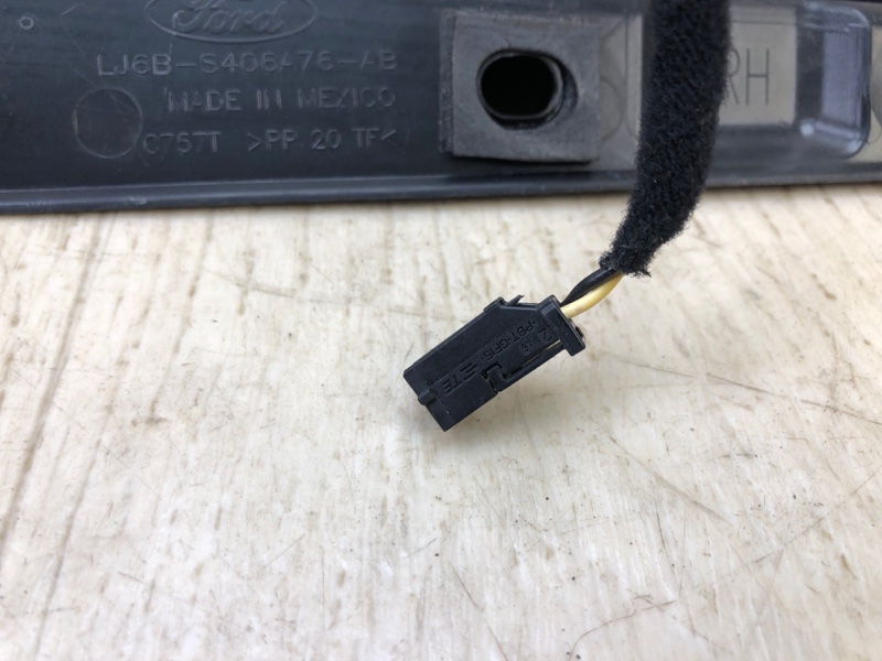 Датчик открытия багажника правый ESCAPE 19 -