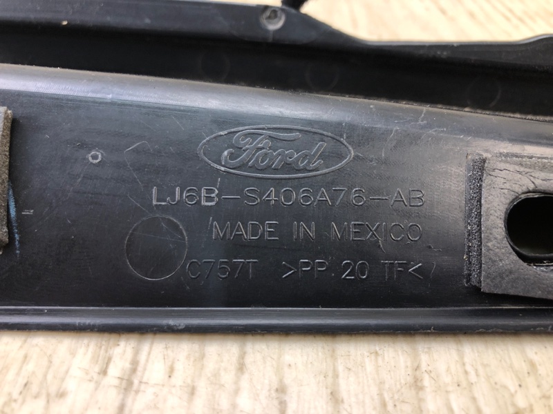 Датчик открытия багажника правый ESCAPE 19 -