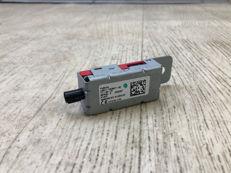 Запчасть антенна FORD ESCAPE 19 - LB5Z-18K891-AB Б/У Антенна FORD ESCAPE 19 - LB5Z-18K891-AB Б/У