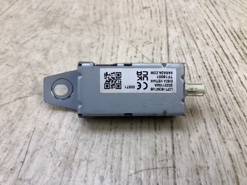 Запчасть антенна FORD ESCAPE 19 - LJ6Z-18K891-A Б/У Антенна FORD ESCAPE 19 - LJ6Z-18K891-A Б/У