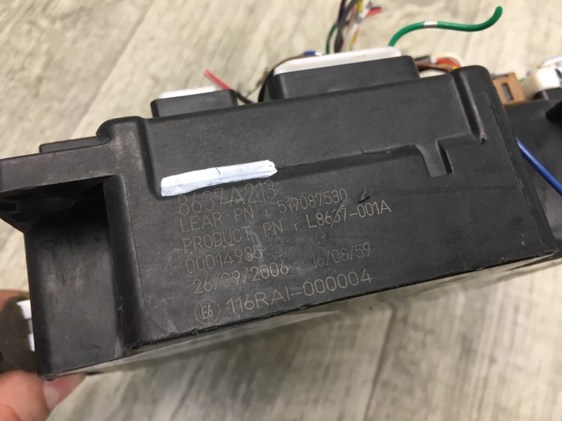 Блок предохранителей салон OUTLANDER XL 05-13 2007 Внедорожник 3.0