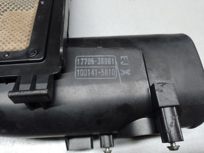 Крышка корпуса воздушного фильтра правая LEXUS LS460 06-12 XF40 4.6 1UR-FSE