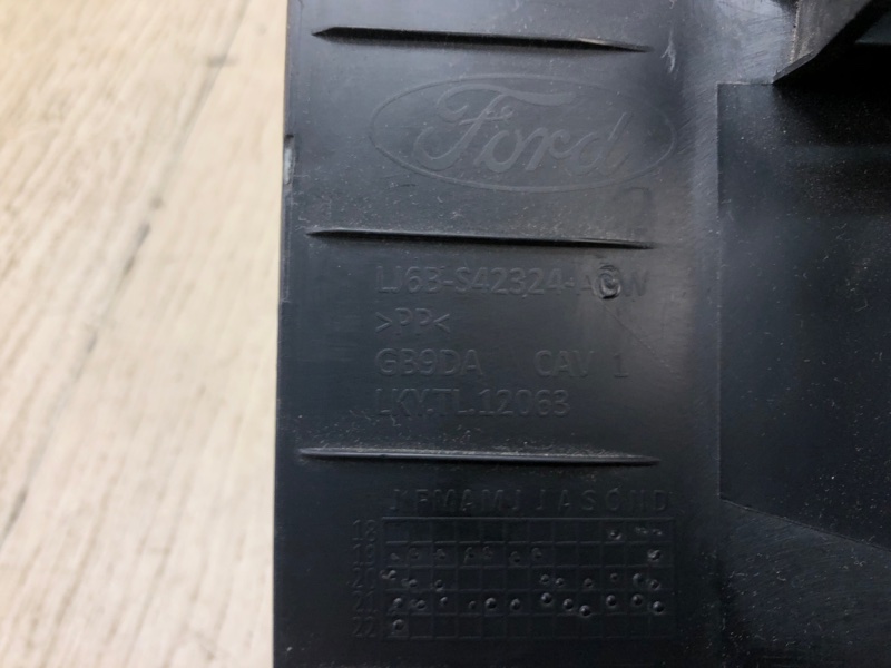 Обшивка крышки багажника правая ESCAPE 19 -