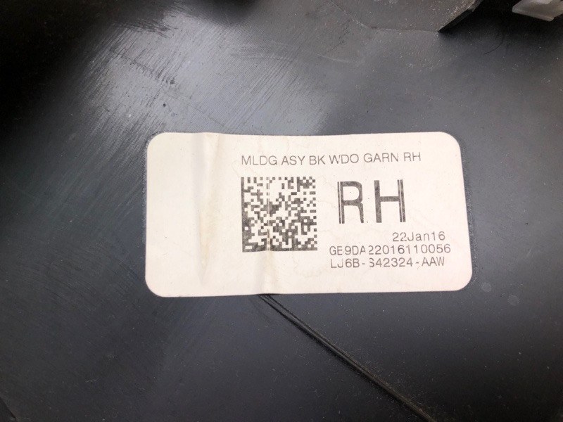 Обшивка крышки багажника правая ESCAPE 19 -