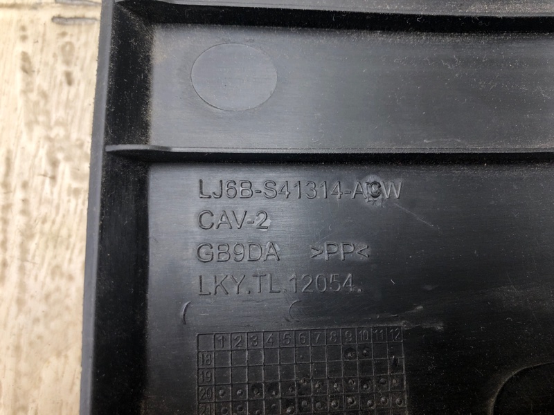 Обшивка крышки багажника ESCAPE 19 -