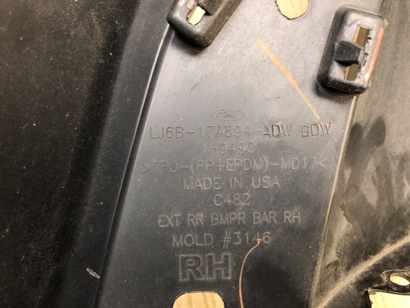 Клык бампера задний правый ESCAPE 19 -