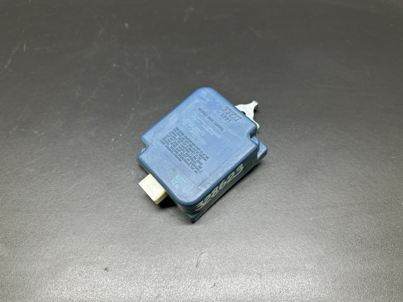 Запчасть блок управления дверей TOYOTA SIENNA 11-16 89741-08050 Б/У Блок управления дверей TOYOTA SIENNA 11-16 89741-08050 Б/У