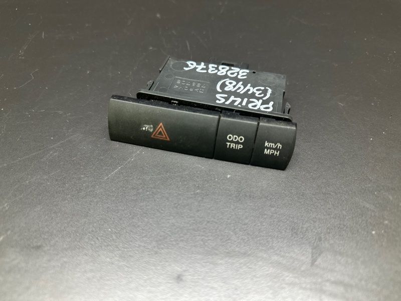 Кнопка аварийной сигнализации TOYOTA PRIUS - 20 03-11 2006 1NZ-FXE 1.5L 84330-47030 Б/У
