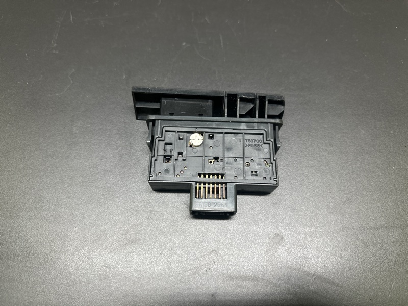 Кнопка аварийной сигнализации TOYOTA PRIUS - 20 03-11 1NZ-FXE 1.5L