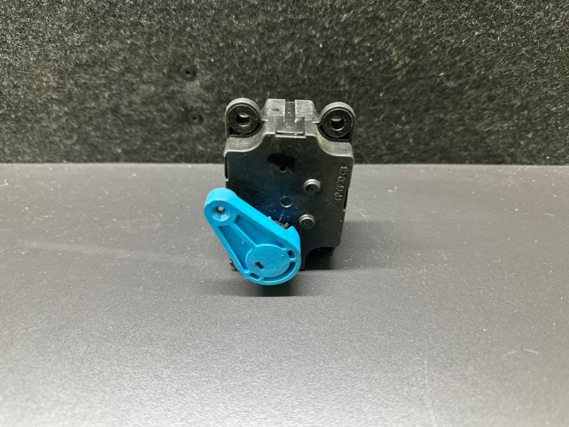 Моторчик заслонки печки SUBARU FORESTER 12-19 72131YC011 Б/У