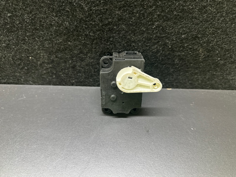 Моторчик заслонки печки SUBARU FORESTER 12-19 72131YC001 Б/У