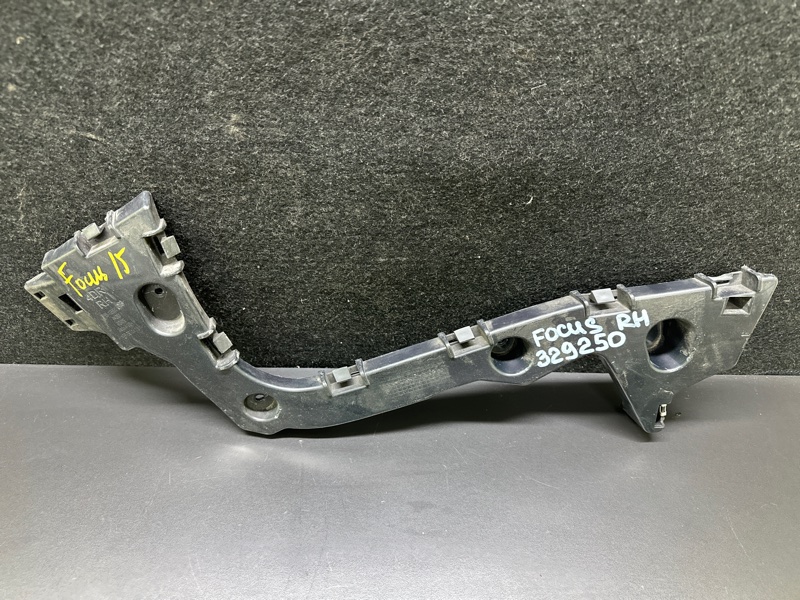 Кронштейн заднего бампера правый FOCUS 10-18