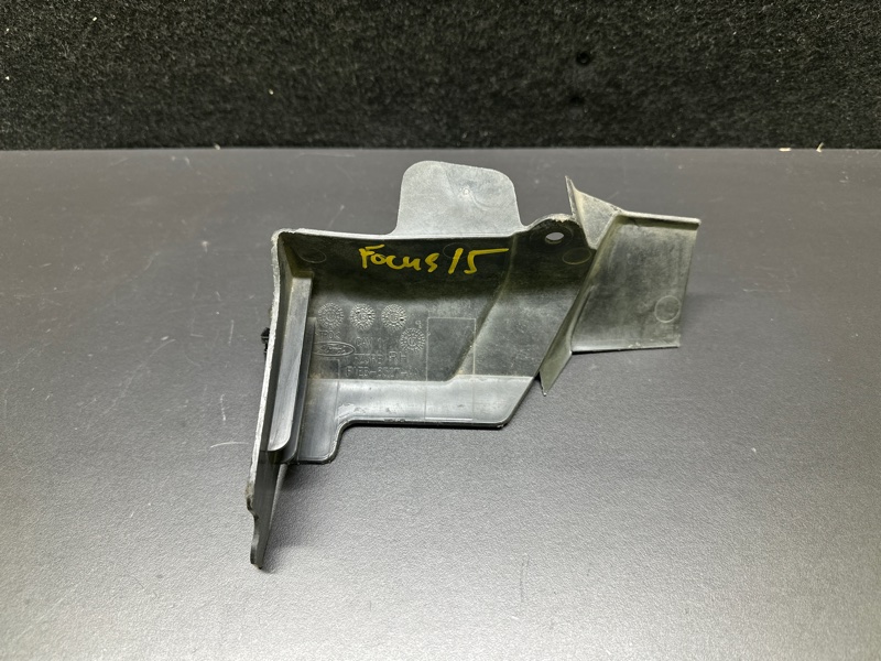 Дефлектор радиатора правый FORD FOCUS 10-18 F1EZ-8327-E Б/У