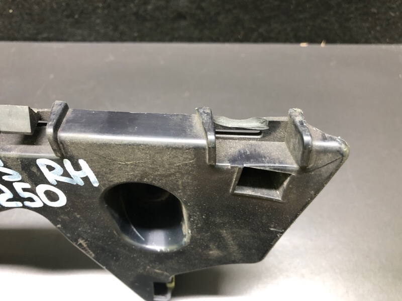 Кронштейн заднего бампера правый FOCUS 10-18