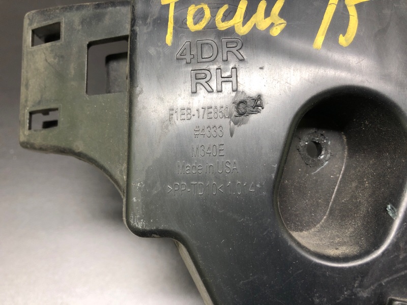 Кронштейн заднего бампера правый FOCUS 10-18