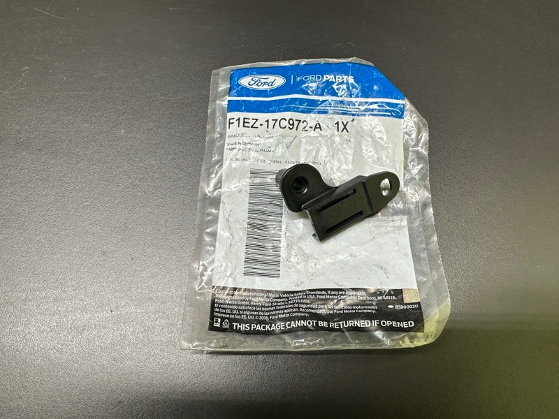 Кронштейн переднего бампера правый FORD FOCUS 10-18