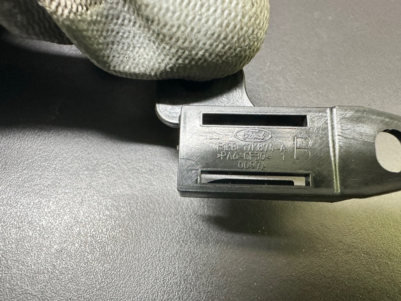 Кронштейн переднего бампера правый FOCUS 10-18