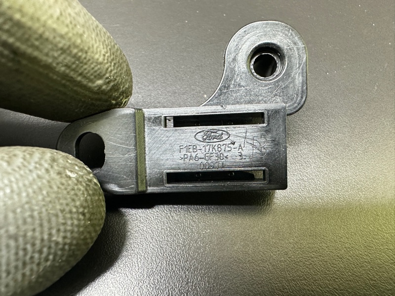 Кронштейн переднего бампера левый FOCUS 10-18