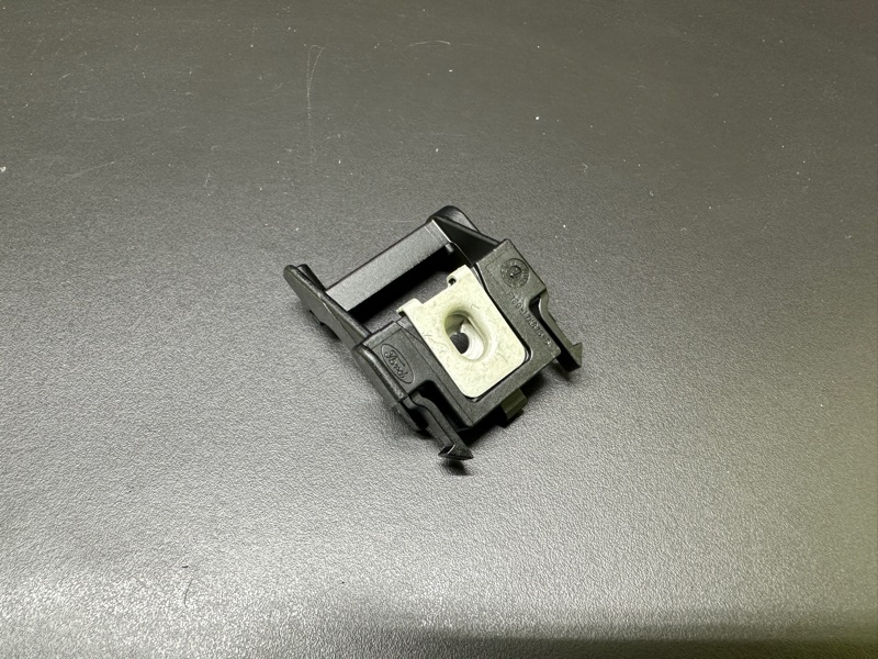 Кронштейн переднего бампера FORD FOCUS 10-18 F1EZ-17C973-A новая