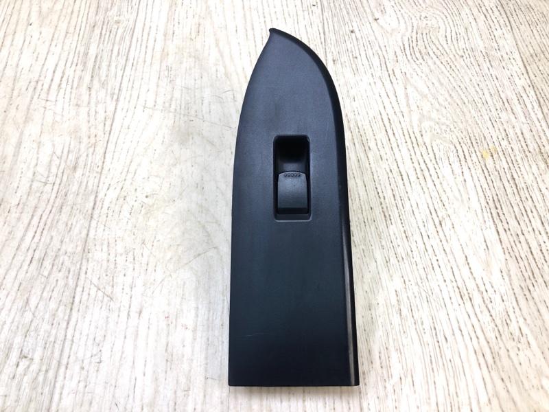 Кнопка стеклоподъемника задняя левая SUZUKI GRAND VITARA 05-15 2005 Внедорожник 2.0 J20A 37995-62J00 Б/У