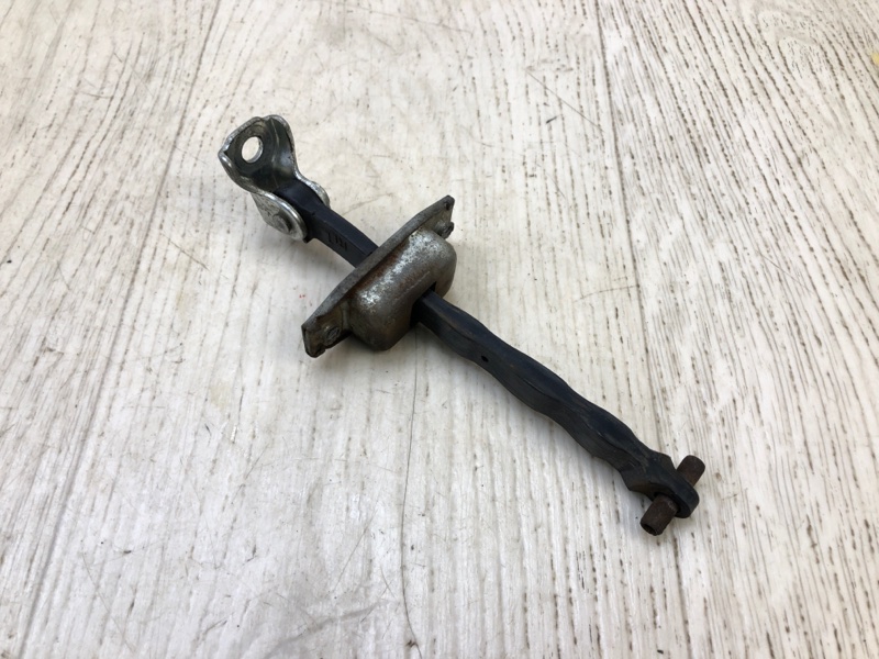 Ограничитель двери задний SUZUKI GRAND VITARA 05-15 2005 Внедорожник 2.0 J20A 81830-65J01 Б/У