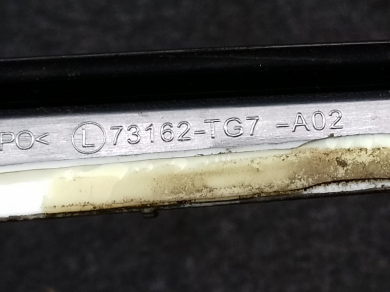 Накладка стойки лобового стекла передняя левая HONDA PILOT 15- 3.5L