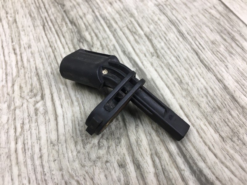 Датчик ABS передний правый JETTA 05-10 2007 Седан 2.5