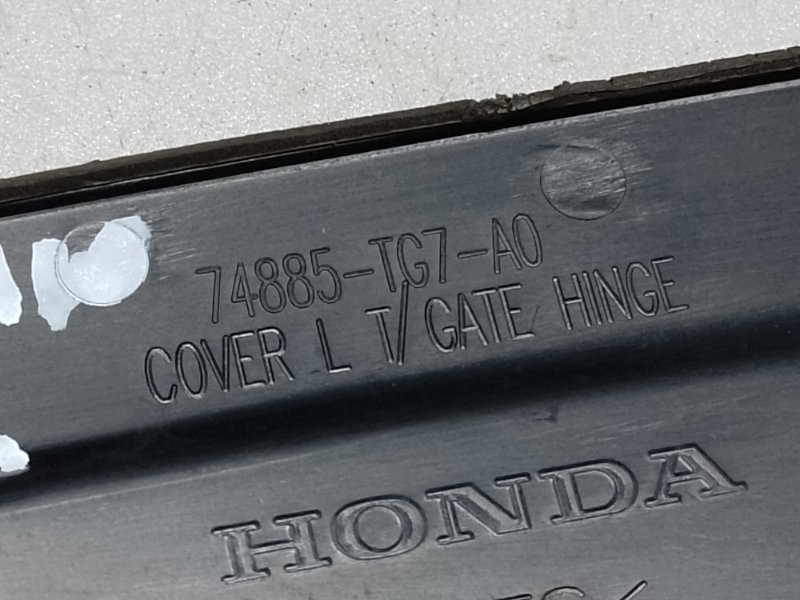 Накладка петли крышки багажника левая HONDA PILOT 15- 3.5L