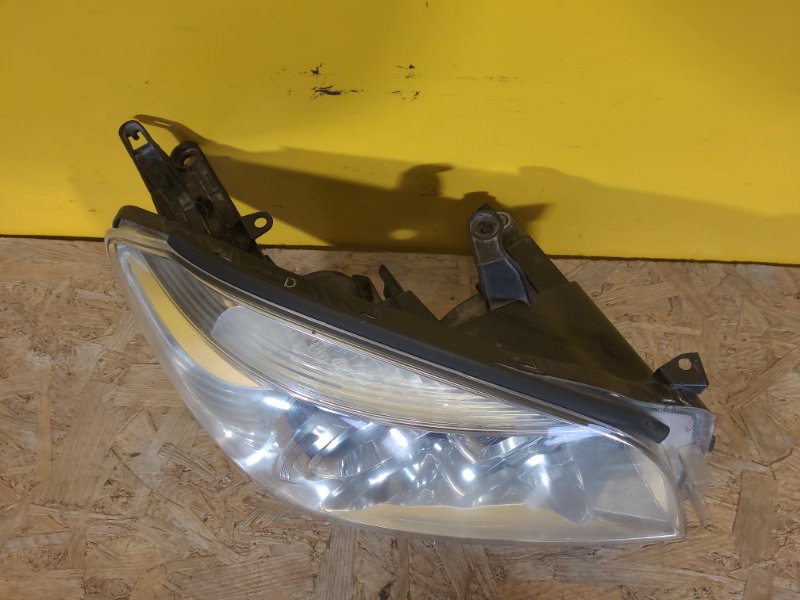 Фара правая RAV4 05-12