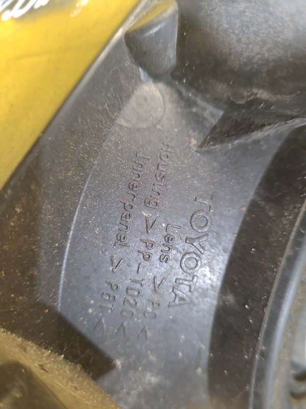 Фара правая RAV4 05-12