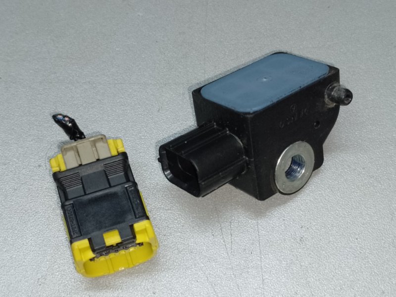 Запчасть датчик удара задний HONDA PILOT 15- 2017 3.5L 77975-T6A-J11 Б/У Датчик удара задний HONDA PILOT 15- 2017 3.5L 77975-T6A-J11 Б/У