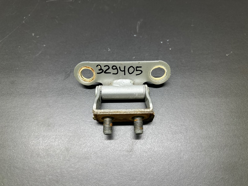 Петля крышки багажника TOYOTA PRIUS - 30 09-17 2011 XW30 1.8 2ZRFXE 68810-47010 Б/У