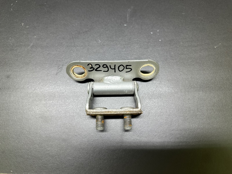 Петля крышки багажника PRIUS - 30 09-17 2011 XW30 1.8 2ZRFXE