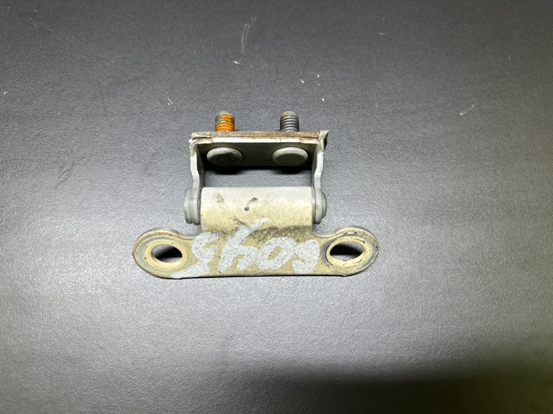 Петля крышки багажника TOYOTA PRIUS - 30 09-17 XW30 1.8 2ZRFXE