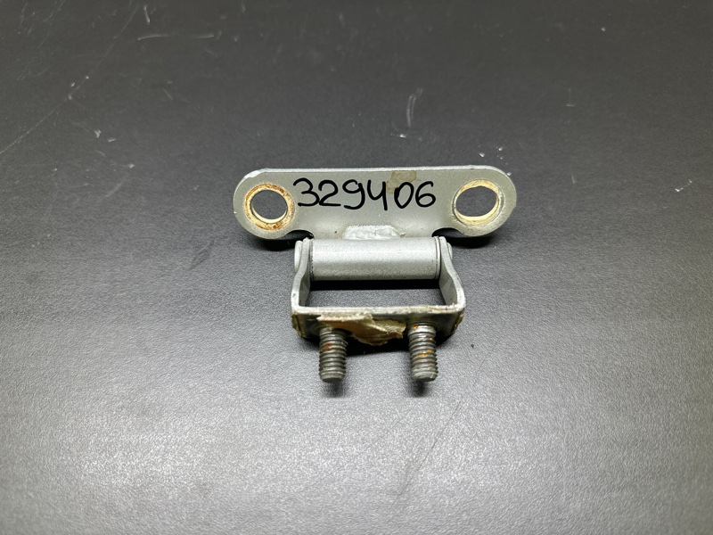 Петля крышки багажника TOYOTA PRIUS - 30 09-17 2011 XW30 1.8 2ZRFXE 68810-47010 Б/У