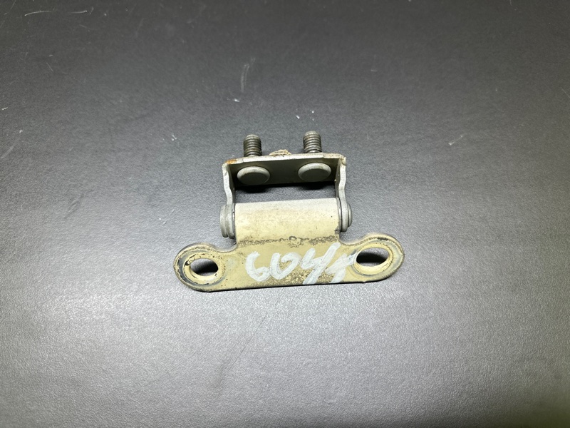 Петля крышки багажника TOYOTA PRIUS - 30 09-17 XW30 1.8 2ZRFXE