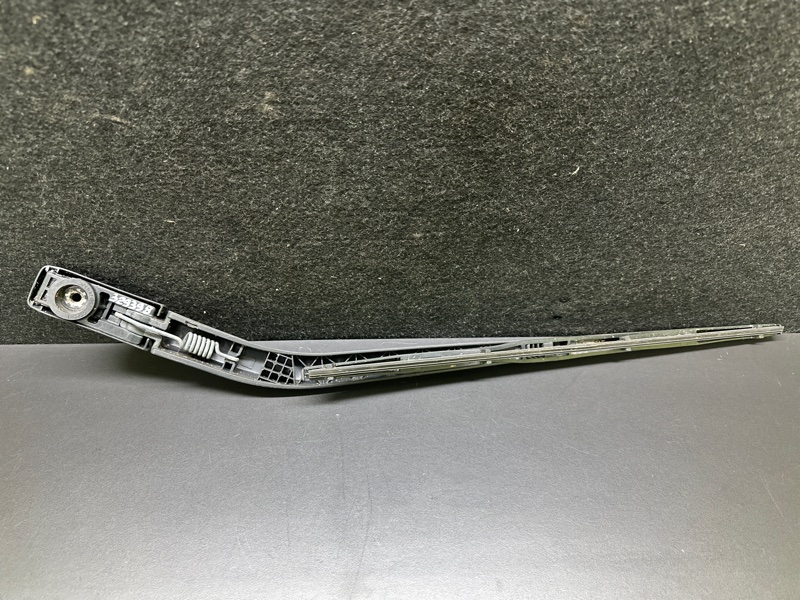 Поводок стеклоочистителя задний TOYOTA PRIUS - 30 09-17 1.8 2ZRFXE