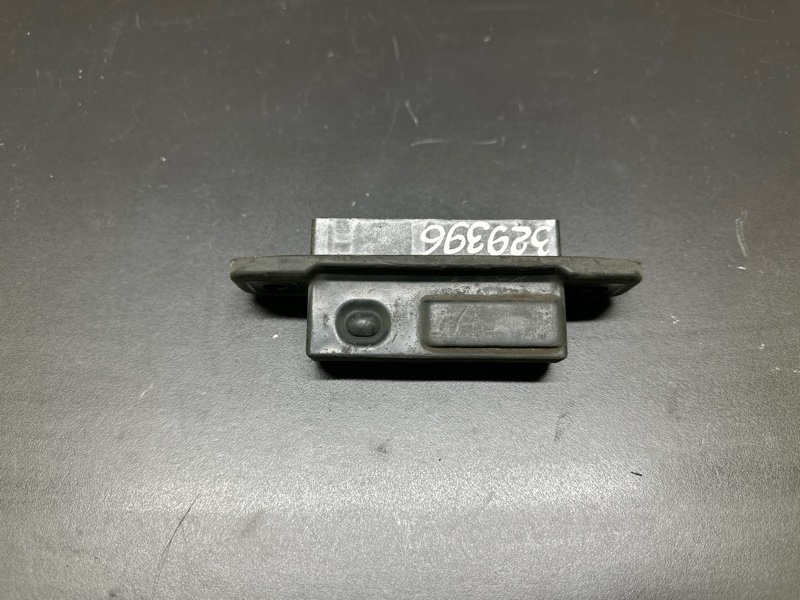 Запчасть кнопка открывания багажника наружная TOYOTA PRIUS - 30 09-17 2013 1.8 2ZRFXE 84840-28040 Б/У Кнопка открывания багажника наружная TOYOTA PRIUS - 30 09-17 2013 1.8 2ZRFXE 84840-28040 Б/У