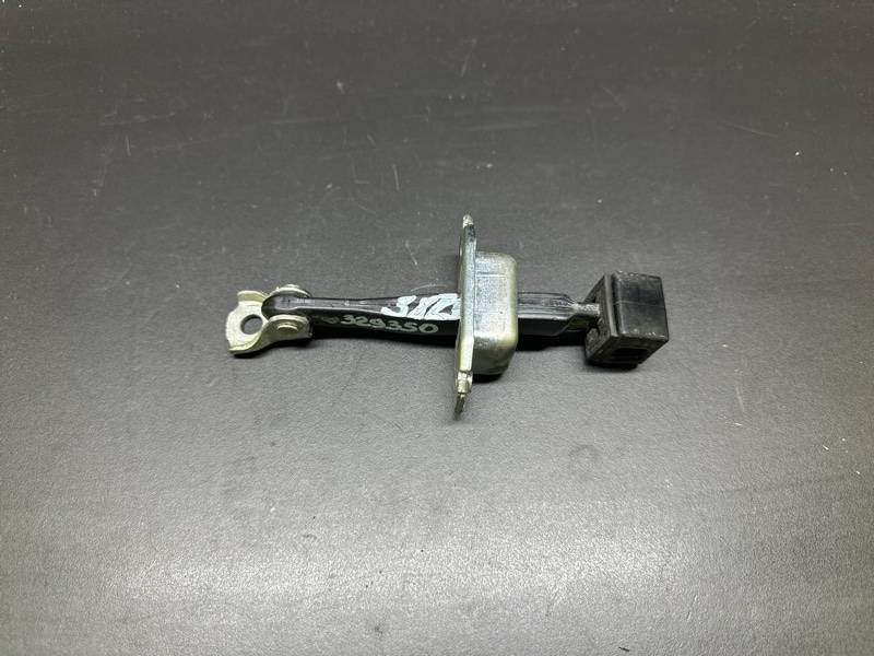 Ограничитель двери передний правый MITSUBISHI LANCER X 10 07-15 2014 2.0 4B11 5702A079 Б/У