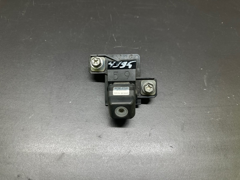 Камера заднего вида TOYOTA PRIUS - 30 09-17 2013 1.8 2ZRFXE 86790-47040 Б/У