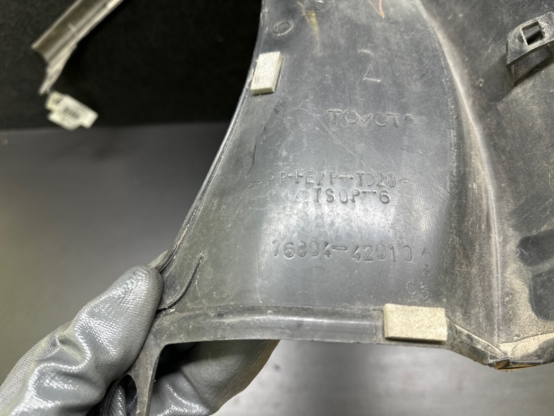 Накладка крышки багажника левая RAV4 05-12