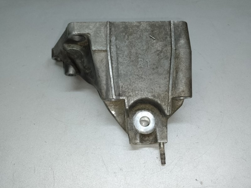 Кронштейн двигателя правый LS460 06-12 2007 XF40 4.6 1UR-FSE Кронштейн двигателя правый LS460 06-12 2007 XF40 4.6 1UR-FSE