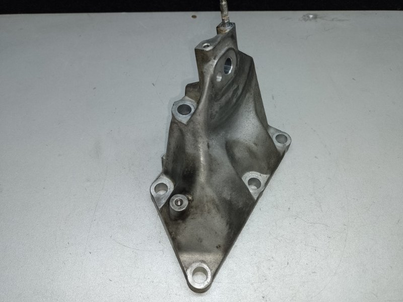 Кронштейн двигателя правый LS460 06-12 2007 XF40 4.6 1UR-FSE Кронштейн двигателя правый LS460 06-12 2007 XF40 4.6 1UR-FSE