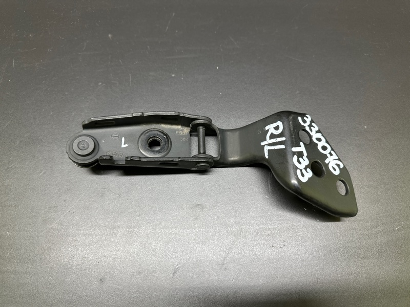 Петля крышки багажника левая X-TRAIL/ROGUE T33 20-