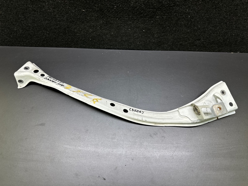 Кронштейн крепления передней панели левый PRIUS C/AQUA 11-14 2013 NHP10L 1NZ-FXE 1.5L