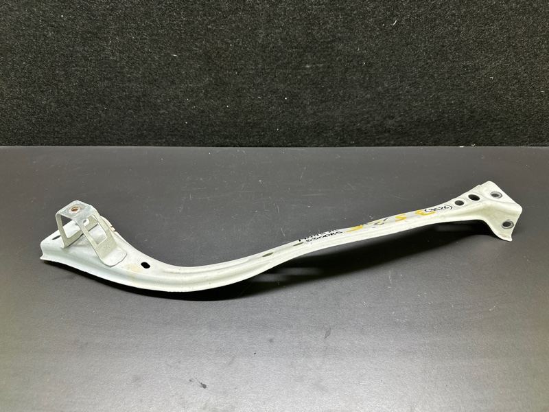 Кронштейн крепления передней панели правый TOYOTA PRIUS C/AQUA 11-14 2013 NHP10L 1NZ-FXE 1.5L 53202-52230 Б/У